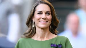 Kate Middleton aposta em vestido de efeito capa e recebe elogios: 'Elegância total'