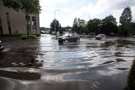 Straten onder water in Maasmechelen door felle regenbui