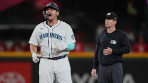 Josh Naylor leads the Mariners with a late double