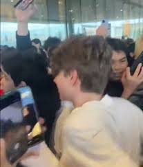 "Why did you come out? They will kill you!" M0NESY, kyousuke, molodoy get surrounded by fans in Astana