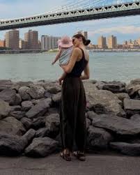 Minimal chic: Camila Queiroz ousa em NY com calça pantacourt e resgata papete dos anos 90