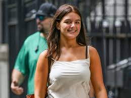 Suri Cruise, la hija de Tom Cruise y Katie Holmes se quita el apellido del actor: este es su nuevo nombre y el poderoso significado