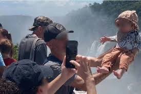 Homem é flagrado erguendo bebê sobre grade nas Cataratas do Iguaçu