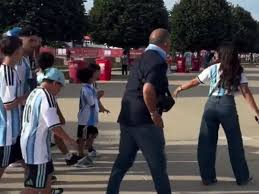 Así llegó Antonela Roccuzzo y la familia de Lionel Messi al estadio para el debut de Argentina ante Argelia