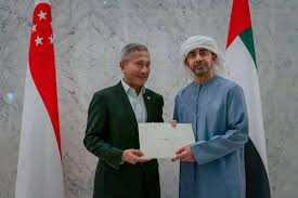 رئيس الدولة يتلقى رسالة خطية من رئيس سنغافورة تتصل بالعلاقات