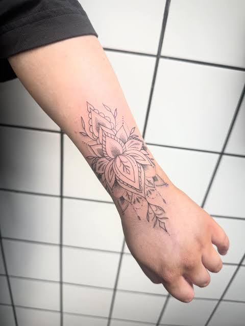 Wrist mandala design. Stunning. Looks great on you @lily04_x ...