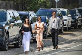 Sorridente, Bruna Marquezine passeia com Shawn Mendes e a cunhada em Malibu