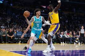 LaMelo Ball e Stephen Curry em destaque na visita dos Hornets aos Warriors.