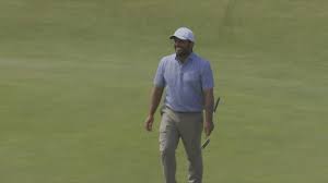 Molinari drills 96-foot birdie putt at hole three