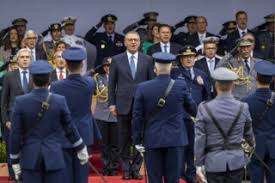 Primeiro 10 de Junho do novo Presidente teve poucas pessoas, Camões, tiros e aeronaves
