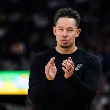 Spurs coach explains mysterious no timeout call in Game 1 loss vs. Wolves