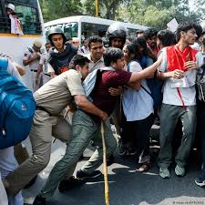 Protestas en India dejan heridos y miles de detenidos