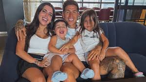 Por qué los hijos de Enzo Fernández y Valu Cervantes no cantan "el que no salta es un inglés"