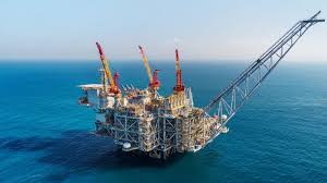 Chevron y Valero negocian reanudar suministro de petróleo venezolano