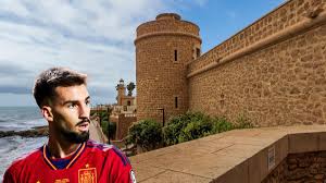 La impresionante ciudad en la que se crió Álex Baena: un castillo histórico, playas premiadas y una población que se ha cuadruplicado en los últimos 30 años