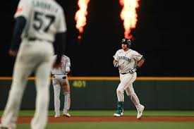 Mariners come to life, crush Reds 8-0