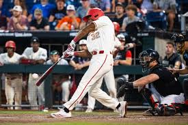 Arizona Wildcats Face Louisville Cardinals in College World Series Elimination Game - Imagen principal del artículo