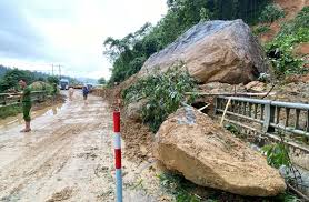 Đá lăn làm lệch cầu ở Quảng Nam