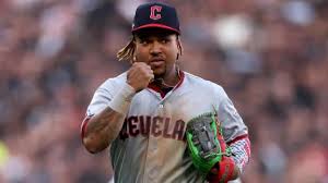 Jose Ramirez makes an incredible play to leave the baserunners stranded