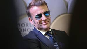 „Ochiul tigrului”. Povestea din spatele ochelarilor de soare ai lui Emmanuel Macron de la Davos