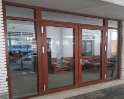 Hình ảnh về Cửa đi nhôm vân gỗ mở quay