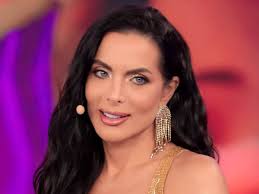 Ex-bailarina do Faustão, Carla Prata revela dificuldade para namorar: “Sou da cota hétero”