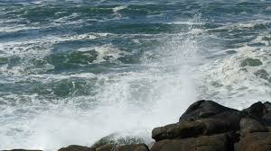 Alerta por oleaje en Manabí: fuertes olas impactan San Clemente y amenazan la zona costera