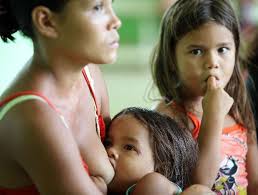 Maria da Silva, com as duas filhas espera por atendimento da missão da FAB na cidade de Nova Olinda do Norte, no Estado da Amazonas. - 18823079557D46118EADD5860285234B