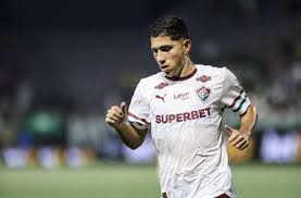 Savarino se destaca e pede espaço no Fluminense