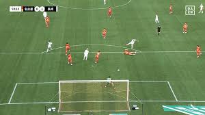 元日本代表GKが唖然…「格が違うわ」長崎FWの“理不尽キャノン砲”にファン仰天！「パンチ力えぐい」“黄金の左”でゴラッソ