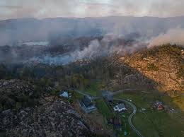 Skogbrann sprer seg i Fitjar: 15 boliger evakuert