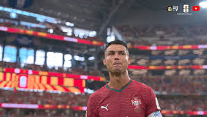 Cristiano Ronaldo deixa o campo chorando após eliminação de Portugal em sua despedida da Copa