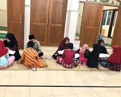 Gambar Anakanak sedang mengikuti kelas mengaji