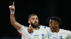 Com direito a gol de calcanhar, Benzema estreia com hat-trick, Al Hilal goleia e amplia vantagem na liderança