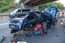 Auf A73: Person stürzt von Brücke! 7 Schwerverletzte bei Crash — BILD