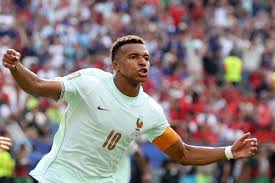 Treinador da França confirma Mbappé 100% para semifinal da Copa após ele sair sentindo tornozelo