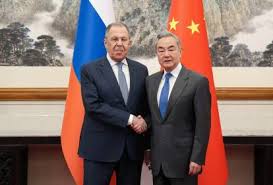 Em visita a Pequim, chanceler russo acusa EUA de tentar conter influência de China e Rússia