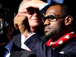 LeBron James marca presença no clássico entre Liverpool e Manchester | globoesporte.com - lebronjames_anfieldroad_get_62