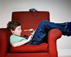 My kids are couch potatoes. They only want to play video games.の画像