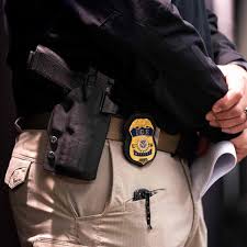 Agente do ICE tenta entrar no consulado do Equador em Minneapolis, nos EUA