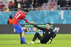 Ștefan Târnovanu se ia de ultrașii din Peluza Nord: „Banner la mișto” + Reacție după ce Becali l-a scos din poartă: „Domnul patron a venit la bază...”