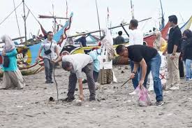 Aksi Bersih Pantai Gandoriah Warnai Peringatan Hari Lingkungan Hidup 2025 di Pariaman - Padek Jawapos