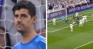 Thibaut Courtois comete un error garrafal que da lugar al primer gol del Manchester City contra el Real Madrid – dos compañeros de equipo se quedan atónitos