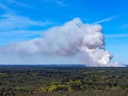 Grote natuurbrand op artillerieterrein bij ’t Harde, rookwolken in verre omtrek te zien