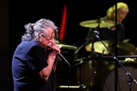 Sem muito espaço para nostalgia, Robert Plant mostra reinvenção em show intimista em Porto Alegre