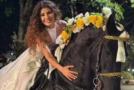 Paula Fernandes ‘enfeita’ cavalo de glitter e canta ‘Ave Maria’ em Barretos