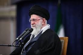 عکسی خاص از دیدار امروز رهبر انقلاب/ این نوشته درباره رهبری و ترامپ بر روی چفیه پربازدید شد