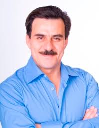 La voz de la noticia en Yucatán, José Luis Preciado Barreto, recibe este lunes un reconocimiento por 25 años de trayectoria en el Salón de la Historia del ... - jose-camisa-azul-claro-6