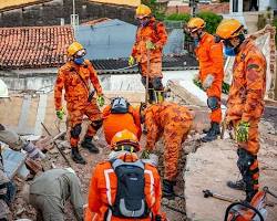 Imagem de equipes de resgate trabalhando no local do desabamento