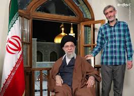 عکس/ شهید مصباح‌الهدی باقری در کنار رهبر شهید در حرم رضوی